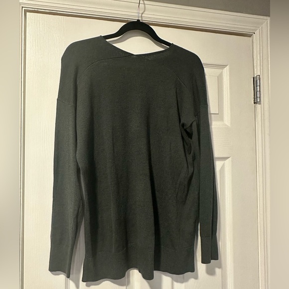Loft Women's Forest Green V-Neck Sweater Size Medium - Picture 6 of 6